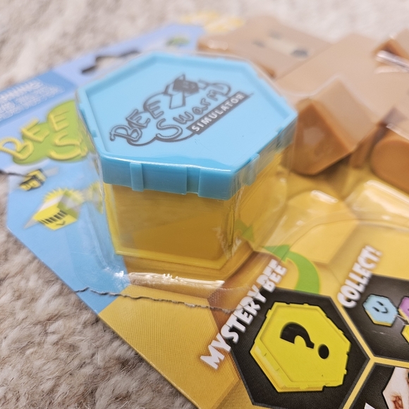 Roblox Bee Swarm Simulator Action Figure Brown Bear Mystery Bee Honeycomb Case - Picture 5 of 7
